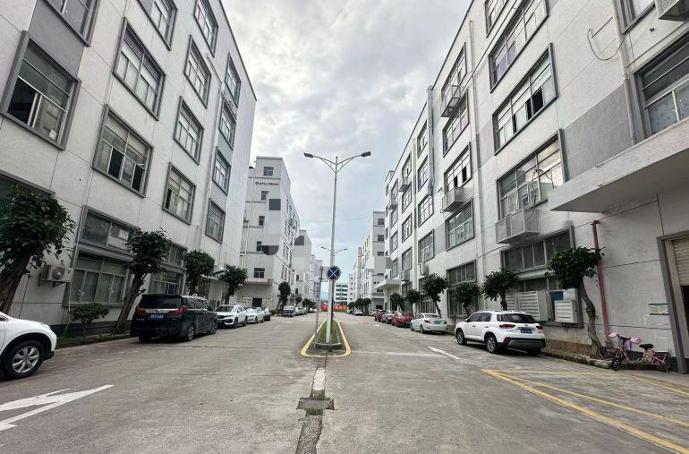 光明原房东一楼实际面积1500平，23元，200起分租