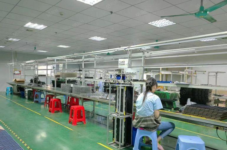 公明楼村地铁出站口300米厂房1500平车间干净明亮，吊好顶