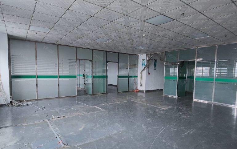 公明上村新出楼上900平精装厂房，水电齐全。拎包入住