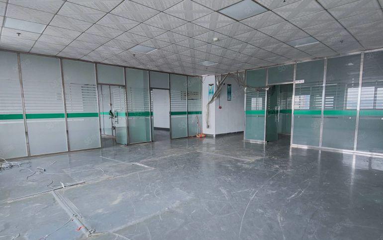 公明上村新出楼上900平精装厂房，水电齐全。拎包入住