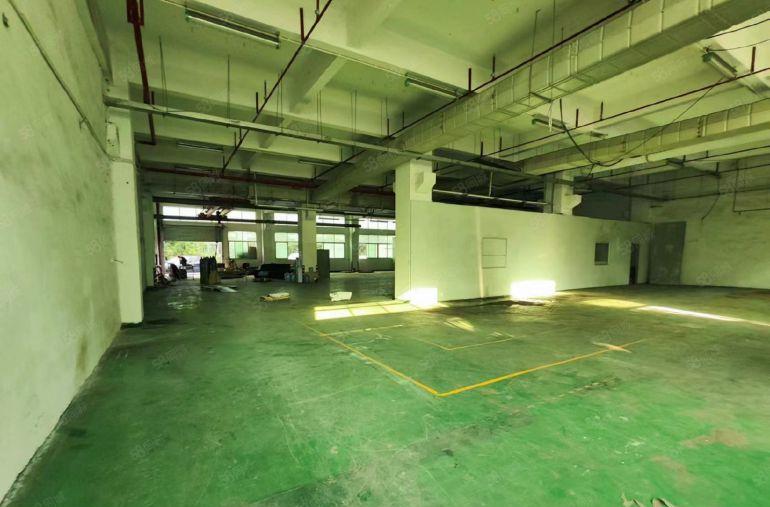 公明楼村精装一楼厂房出租1770平价格便宜30元全包，带行车