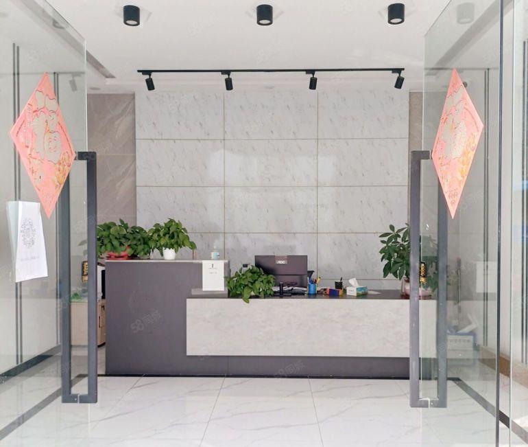 公明马山头2500平精装修厂房出租，超大货梯，价位好谈