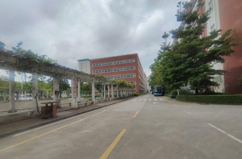 光明红本厂房出租精装修10000平，光明广场旁边，没有转让费