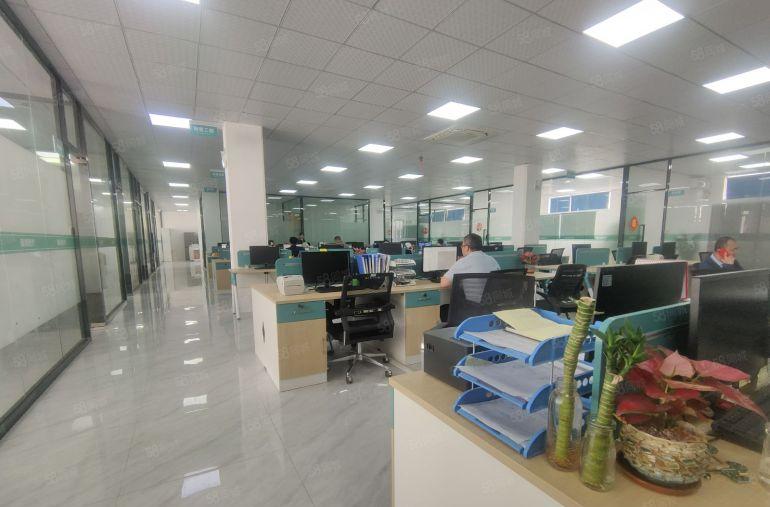 光明红本厂房出租精装修10000平，光明广场旁边，没有转让费