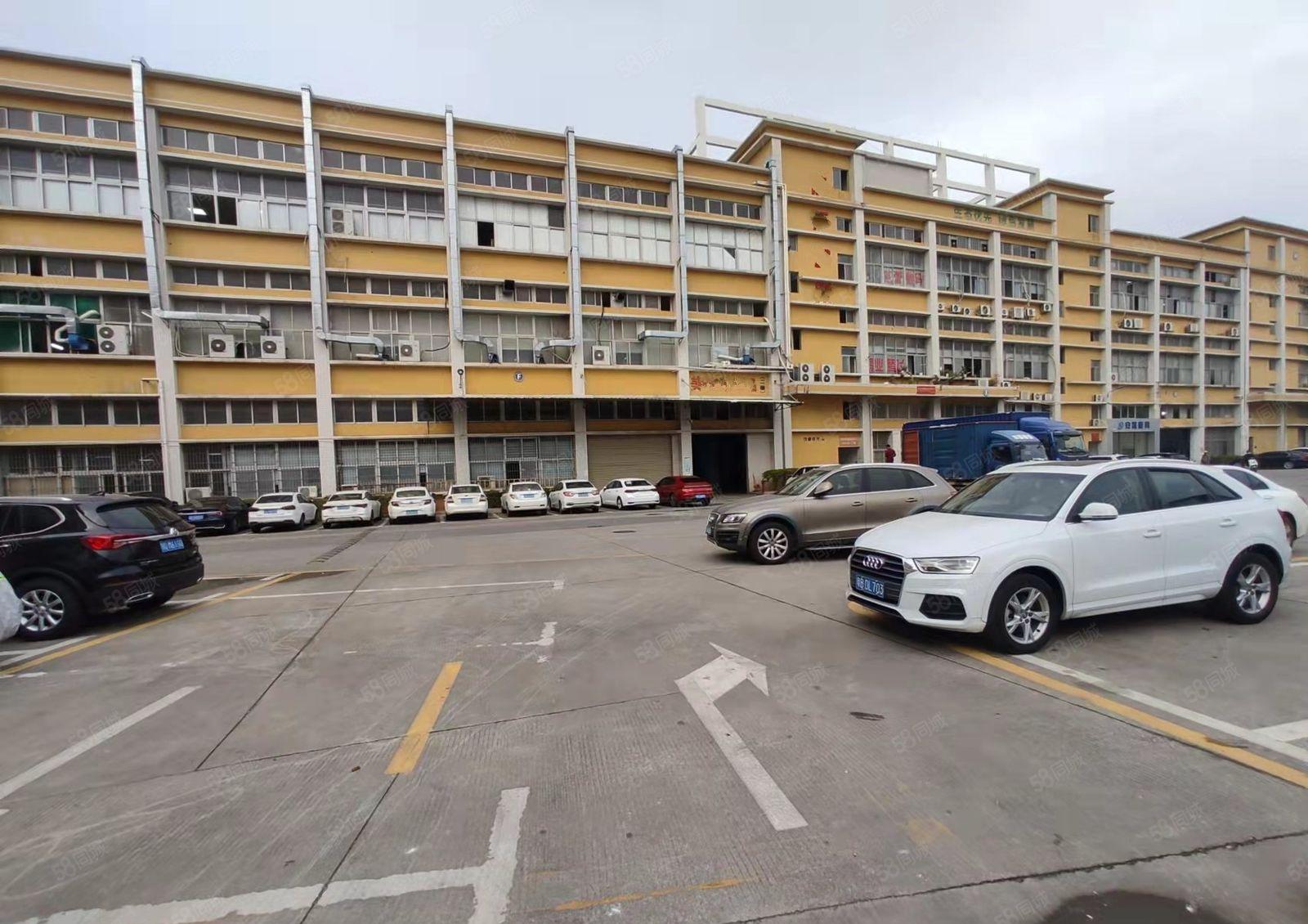 公明上村楼上精装修厂房2000平，水电齐全，形象好，空地超大