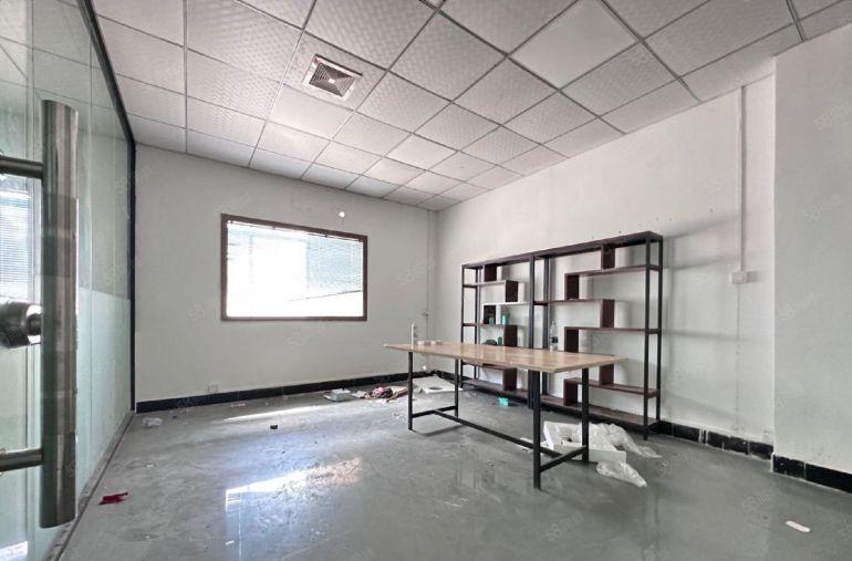 公明楼村精装厂房整层800平，2吨货梯，园区空地大停车位足