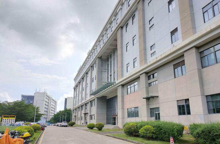 坪山高新区，大型科技园一楼4200平楼上10500平米