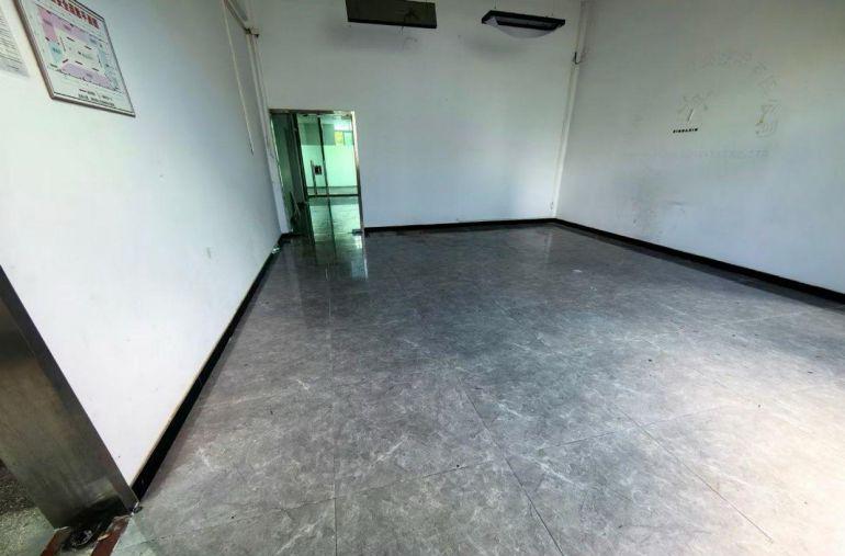 二楼厂房低价直租。地铁口附近