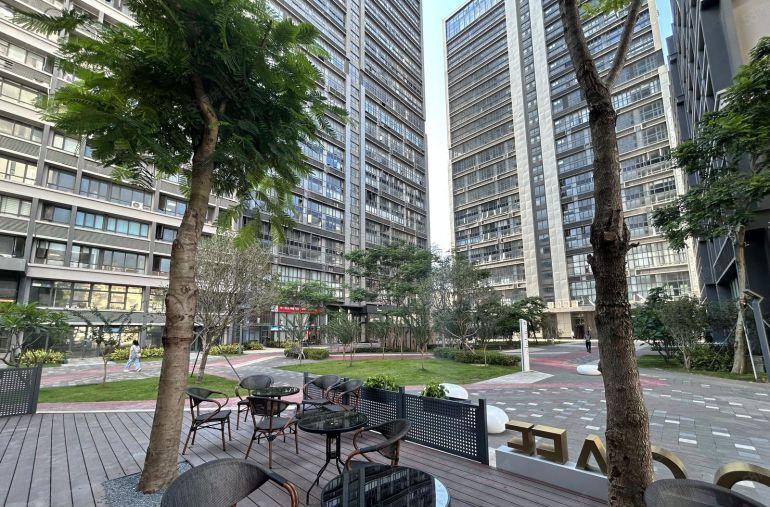 办公优选 南山地铁口旁办公楼 楼上300平带家私办公室出租