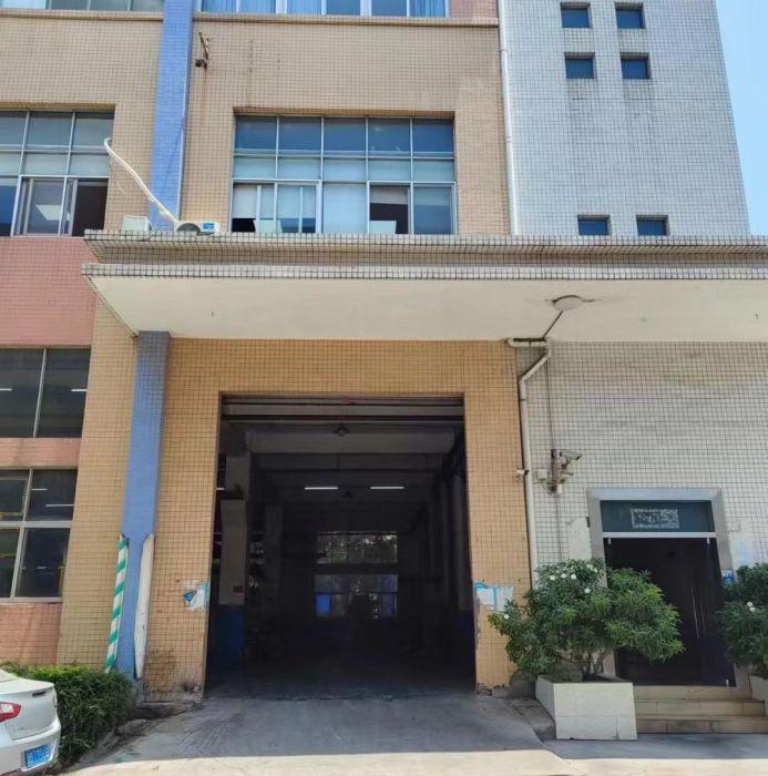 1楼厂房出租，1800厂房+400平方办公室