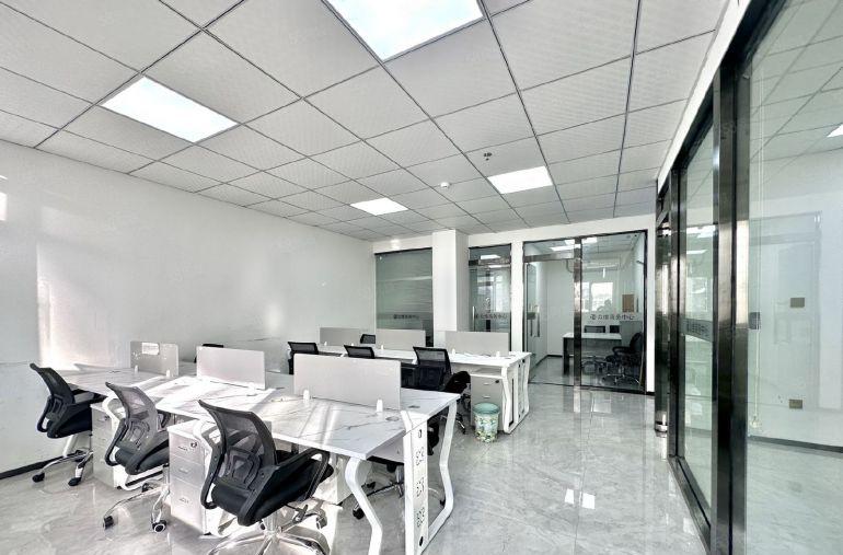 南山双地铁口 南油第四工业区168平带家私  拎包即可办公