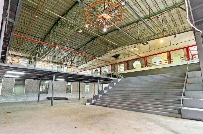 南山西丽 一楼中空12米层高 复试  展示面非常好