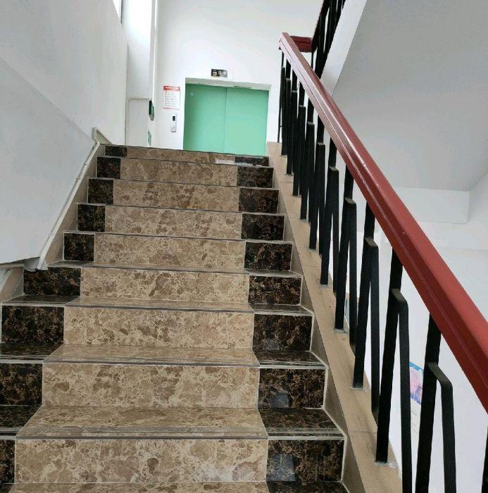 出租：龙华大浪商业中心地铁站附近带装修仓库厂房出租（可分租）