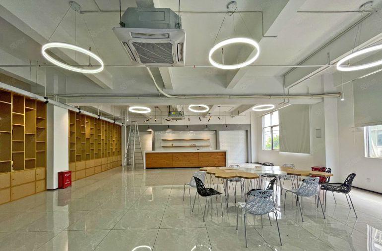 西丽大学城 整层精装厂房 2200平  带全套家私