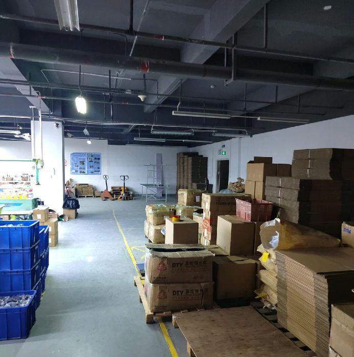 合同期内住户转租，跟原房东签合同。