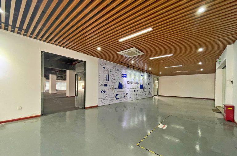 西丽大学城 新出整层精装厂房 2200平  带货梯和客梯