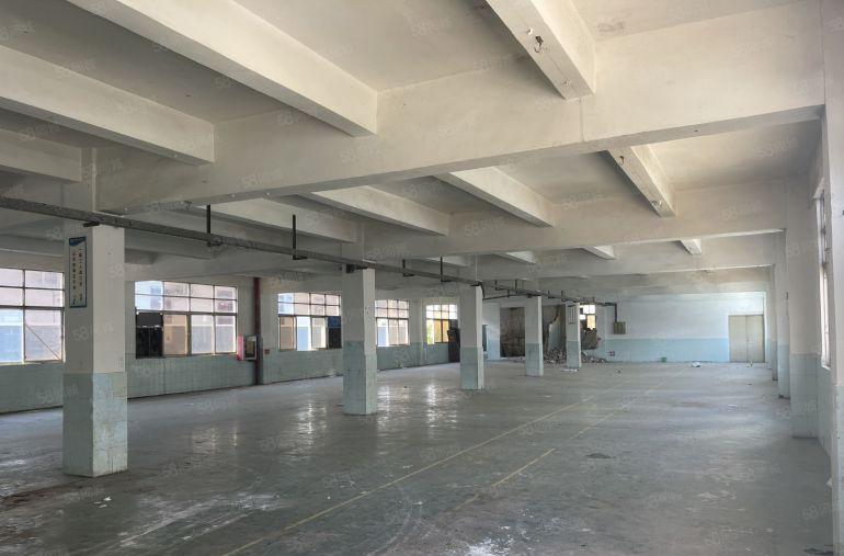 平湖新出300平地坪漆有货梯带红本厂房，位置佳好招工。