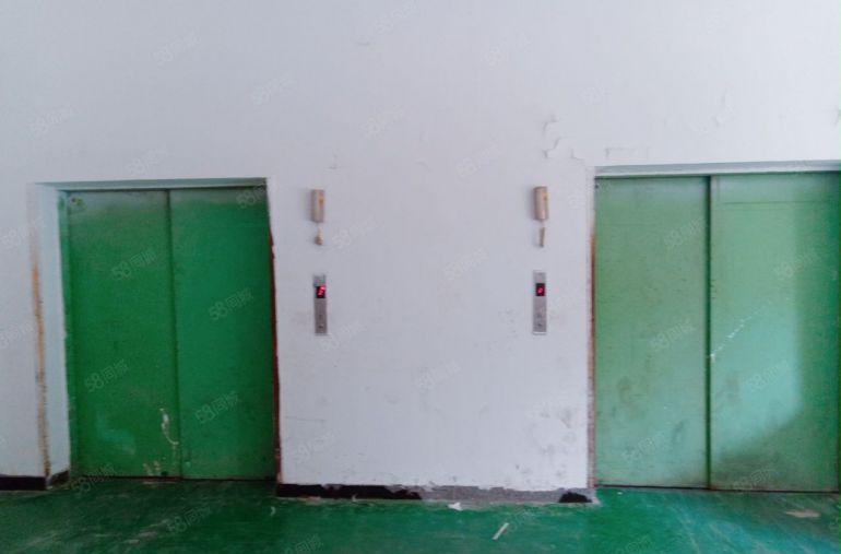 南山西丽地铁口 楼上1652平米现成装修 出租