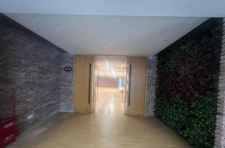 西丽中心区高职院校旁边5楼2千平分租中，行业不限