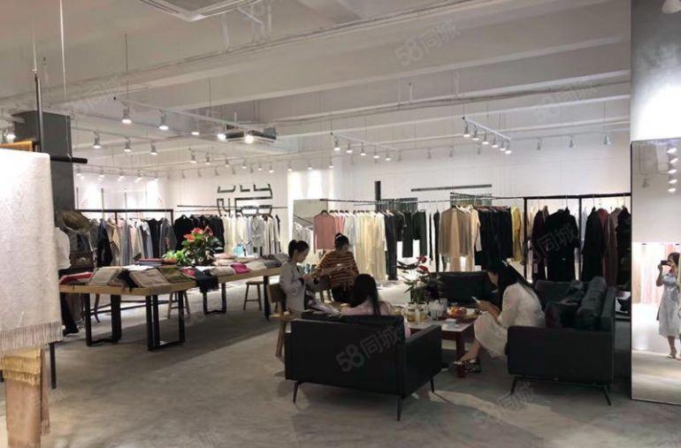 一楼1000平米 公司物业出租 地铁口 可以分组