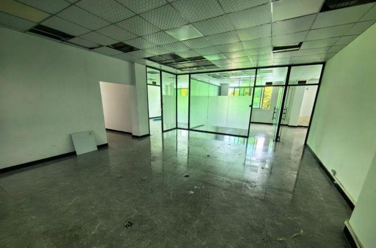 二楼厂房低价直租。地铁口附近