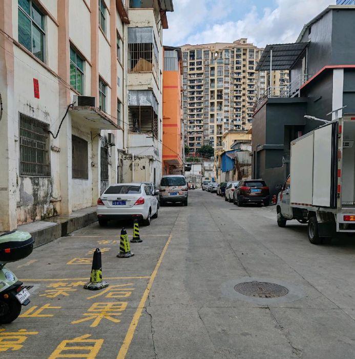 现成办公室带装修水电齐全，独门独院，