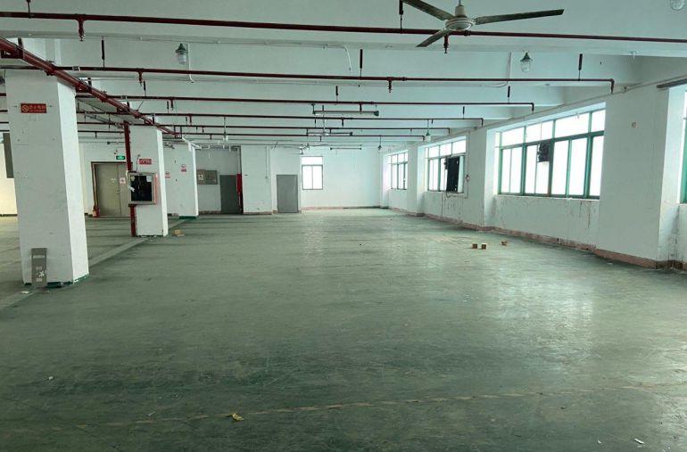 700平厂房出租，交通便利，带卸货平台