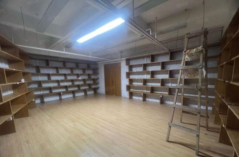 西丽中心区高职院校旁边5楼2千平分租中，行业不限