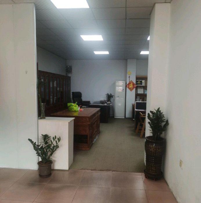 本人楼房，占地约1000㎡，三层。可做厂，尤其适合办公，教育