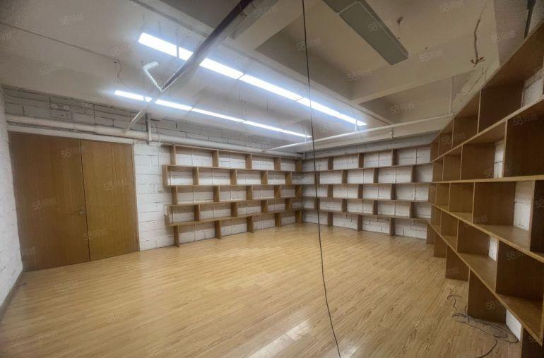 西丽中心区高职院校旁边5楼2千平分租中，行业不限