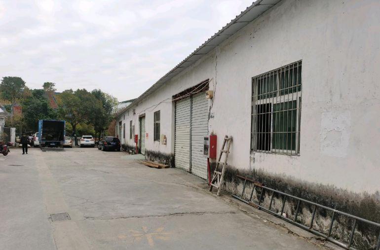 宝安西乡地铁口边一楼厂房出租，价格优惠。