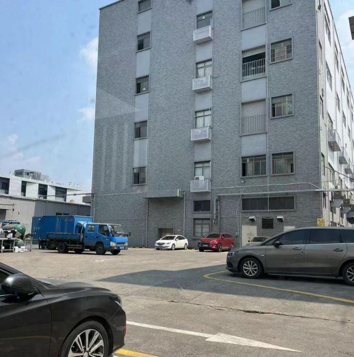 原房东直租公明楼村厂房1680㎡，高5.5米，配3吨货梯