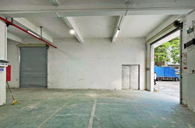 南山西丽一楼厂房230平，停车相当方便，门口可挂招牌