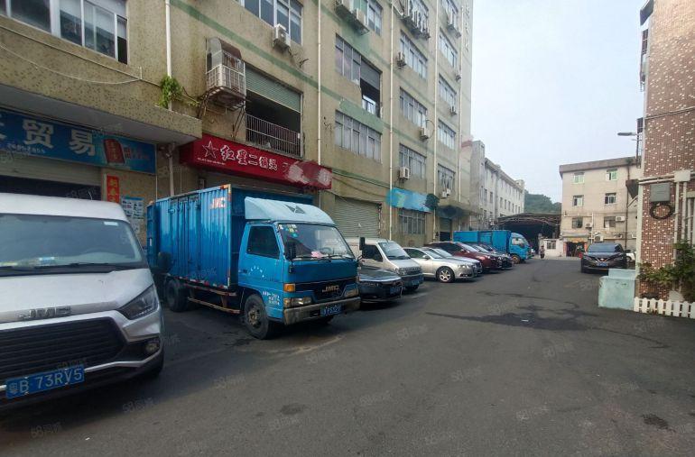 西丽高速口边一楼厂房，带卸货平台，户型方正，高5.5米。