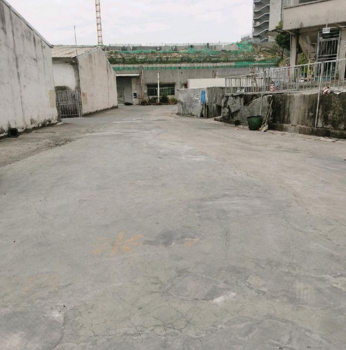 宝安西乡地铁口边一楼厂房出租，价格优惠。