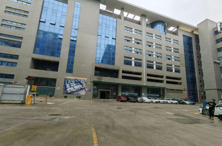 南山地铁口高新产业园600平办公研发厂房带家私交通方便空地大